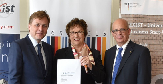 Universit Universitätspräsident Oliver Günther (l.) hat heute im Beisein von Staatssekretärin Brigitte Zypries ein „Memorandum of Understanding“ mit seinem Amtskollegen Joseph Klafter (r.) von der Tel Aviv University unterzeichnet. (Foto: Ralf Dolk/Projektträger Jülich)