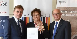 Universitätspräsident Oliver Günther (l.) hat heute im Beisein von Staatssekretärin Brigitte Zypries ein „Memorandum of Understanding“ mit seinem Amtskollegen Joseph Klafter (r.) von der Tel Aviv University unterzeichnet. (Foto: Ralf Dolk/Projektträger Jülich)