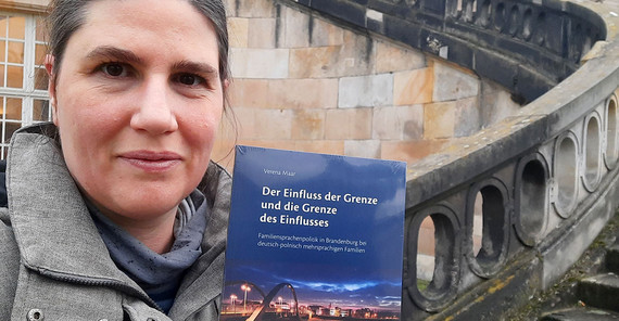 Verena Maar mit ihrem Buch „Der Einfluss der Grenze und die Grenze des Einflusses“ Verena Maar mit ihrem Buch „Der Einfluss der Grenze und die Grenze des Einflusses: Familiensprachenpolitik in Brandenburg bei deutsch-polnisch mehrsprachigen Familien“.