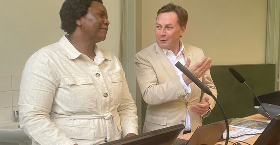 Die Botschafterin der Republik Zimbabwe I.E. Alice Mashingaidze und Uni-Präsident Prof. Oliver Günther, Ph.D.