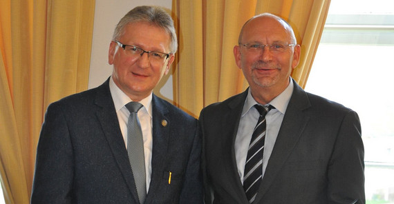 Apl. Prof. Dr. Frank Tosch (re.) erhält vom Direktor des Instituts für Pädagogik Prof. Dr. Edward Nycz den Ehrenbrief des Rektors der Universität Opole. Foto: Pawel Ciesla, Universität Opole. Apl. Prof. Dr. Frank Tosch (re.) erhält vom Direktor des Instituts für Pädagogik Prof. Dr. Edward Nycz den Ehrenbrief des Rektors der Universität Opole. Foto: Pawel Ciesla, Universität Opole.