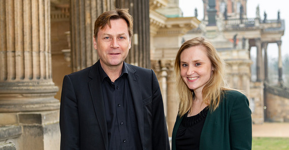 Uni-Präsident Prof. Oliver Günther, Ph.D., und die Gewinnerin des ersten GAIN Start-up Pitch Dr. Katharina Schultebraucks. Foto: Thomas Hölzel. Uni-Präsident Prof. Oliver Günther, Ph.D., und die Gewinnerin des ersten GAIN Start-up Pitch Dr. Katharina Schultebraucks. Foto: Thomas Hölzel.