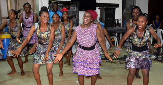 Tanzeinlage auf der Yorùbá-Party | Foto: Isabel Dückert/Valerie Pobloth Tanzeinlage auf der Yorùbá-Party | Foto: Isabel Dückert/Valerie Pobloth