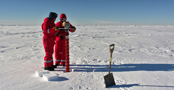 Arbeit mit dem Eiskernbohrer | Foto: Winkelmann/Reese Arbeit mit dem Eiskernbohrer | Foto: Winkelmann/Reese
