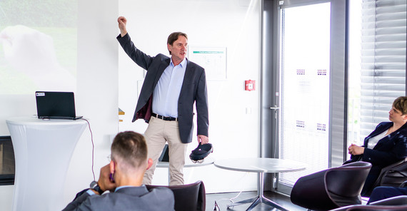 Dr. Gerold Zeilinger entwickelt eine „Visualisierung von Landschaftsveränderungen mittels AR in realer Umgebung“. | Foto: Tilo Bergemann Dr. Gerold Zeilinger entwickelt eine „Visualisierung von Landschaftsveränderungen mittels AR in realer Umgebung“. | Foto: Tilo Bergemann