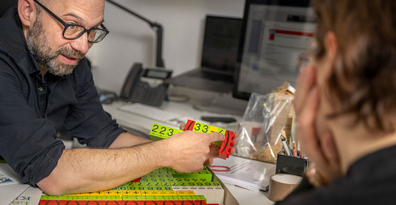 Der Professor für Didaktik der Mathematik im Gespräch über Lernmittel. Der Professor für Didaktik der Mathematik im Gespräch über Lernmittel.