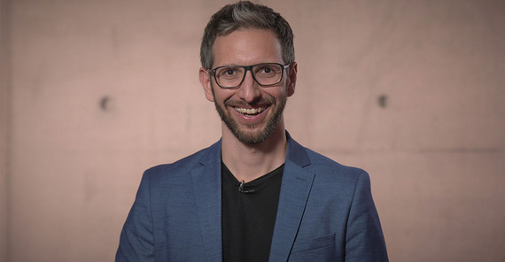 Dr. Lars Groeger vertritt die Professur für Innovationsmanagement und Entrepreneurship und hat sein Fachwissen bei der Entwicklung eines Bachelorkurses angewandt. | Foto: Lars Groeger Dr. Lars Groeger vertritt die Professur für Innovationsmanagement und Entrepreneurship und hat sein Fachwissen bei der Entwicklung eines Bachelorkurses angewandt. | Foto: Lars Groeger