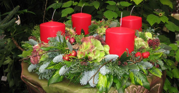 Foto: Ausstellung im Advent 2019 (Foto: Kerstin Kläring) Adventsgesteck mit vier roten Kerzen.