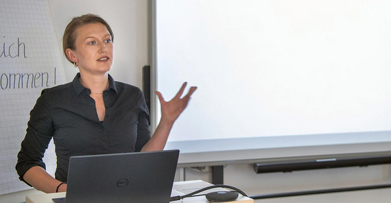 Gewinnerin des 1. Preises: Inga Gebel aus der Grundschulpädagogik Mathematik Inga Gebel während einer Vortragssituation