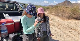 Das Bild zeigt zwei Studentinnen bei Messung im Feld. Das Foto ist von Manfred Strecker. Beim Anklicken öffnet sich das Bild im neuen Fenster.