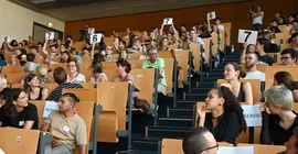 Studierende auf dem Campus beim Slam