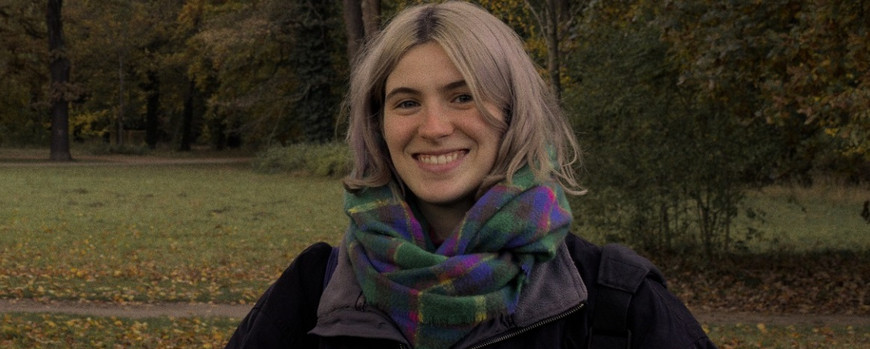 Julia Venturini lächelnd im Vordergrund