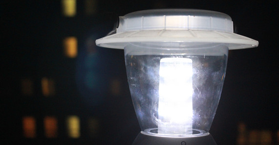 Helle LED-Lampe in der Nacht. Foto: Alina Grünky. Helle LED-Lampe in der Nacht. Foto: Alina Grünky.