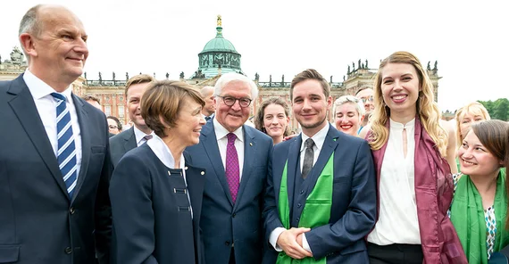 Brandenburgs Ministerpräsident Dietmar Woidke (l.) und Bundespräsident Frank-Walter Steinmeier (m.), 2017 | Foto: Karla Fritze