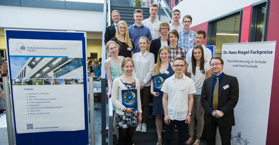 Sechs Schülerinnen und acht Schüler überzeugten die Jury mit ihren wissenschaftlichen Arbeiten aus den Fachbereichen Biologie, Chemie, Geographie, Informatik, Mathematik und Physik. Foto: Thomas Hölzel Sechs Schülerinnen und acht Schüler überzeugten die Jury mit ihren wissenschaftlichen Arbeiten aus den Fachbereichen Biologie, Chemie, Geographie, Informatik, Mathematik und Physik. Foto: Thomas Hölzel