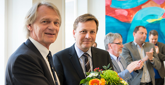 Prof. Oliver Günther, Ph.D. nach der Wahl (Mitte) mit dem Senatsvorsitzenden Prof. Dr. Uwe Hellmann (links) (Foto: Karla Fritze Prof. Oliver Günther, Ph.D. nach der Wahl (Mitte) mit dem Senatsvorsitzenden Prof. Dr. Uwe Hellmann (links) (Foto: Karla Fritze