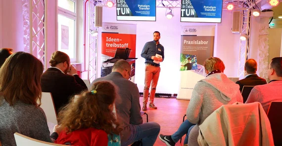 Präsentation vor Publikum in Golm