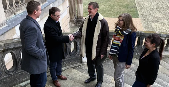 Der Leiter der International Programs Ben Iverson und der Vizepräsident der Augustana University Colin Irvine im Gespräch mit dem Prodekan der Philosophischen Fakultät, Prof. Dr. Hans Georg Wolf, der Referentin des Vizepräsidenten für Internationales, Marita Böhning, und der Referentin für Kursentwicklung, Marika Blell (v.l.n.r.). Foto: Antje Horn-Conrad.