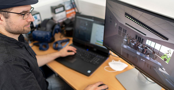 Axel Wiepke arbeitet am VR-Klassenzimmer Person vor dem PC. Das Foto ist von Thomas Roese.