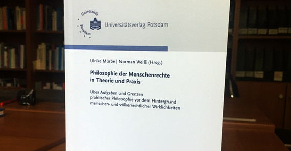 „Philosophie der Menschenrechte in Theorie und Praxis. Über Aufgaben und Grenzen praktischer Philosophie vor dem Hintergrund menschen- und völkerrechtlicher Wirklichkeiten“. Foto: Norman Weiß. „Philosophie der Menschenrechte in Theorie und Praxis. Über Aufgaben und Grenzen praktischer Philosophie vor dem Hintergrund menschen- und völkerrechtlicher Wirklichkeiten“. Foto: Norman Weiß.
