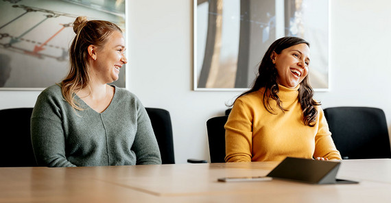 Amalie Skålevåg (links) und Lisa Luna (rechts) promovieren beide im Graduiertenkolleg NatRiskChange Amalie Skålevåg (links) und Lisa Luna (rechts) sitzen am Schreibtisch.