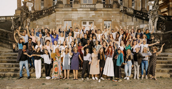 Gruppenfoto vor Haus 9 der Universität Potsdam