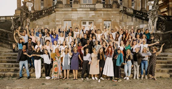 Gruppenfoto vor Haus 9 der Universität Potsdam