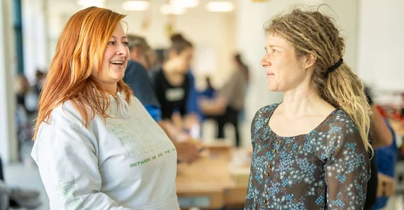 Dozentin Carolin Hammer (l.) mit Professorin Isabelle Penning im Gespräch