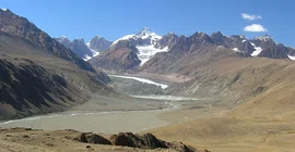 Ein mit Sediment bedeckter Gletscher im Nordwesthimalaya in einer Region, in der viel Sediment produziert und in den Flüssen abtransportiert wird.
