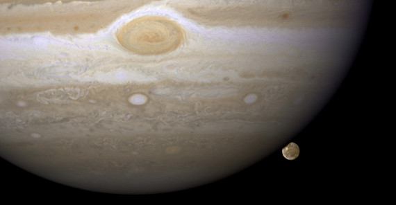 Jupiter und sein größter Mond Ganymed, aufgenommen vom Hubble-Teleskop. Foto: NASA Goddard. Jupiter und sein größter Mond Ganymed, aufgenommen vom Hubble-Teleskop. Foto: NASA Goddard.