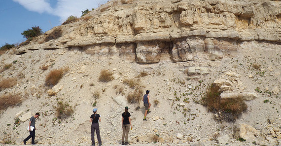 Vor dem Aufschluss horizontal gelagerter miozäner Karbonatgesteine und dazwischengeschalteten Kohlelagen. | Foto: Ariane Müting. Vor dem Aufschluss horizontal gelagerter miozäner Karbonatgesteine und dazwischengeschalteten Kohlelagen. | Foto: Ariane Müting.