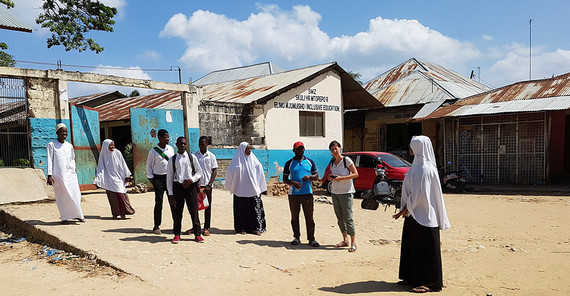 Auf dem staubigen Platz vor der Schule soll einmal ein Schulgarten enmtstehen. Foto: Dr. Torsten Lipp. Auf dem staubigen Platz vor der Schule soll einmal ein Schulgarten enmtstehen. Foto: Dr. Torsten Lipp.
