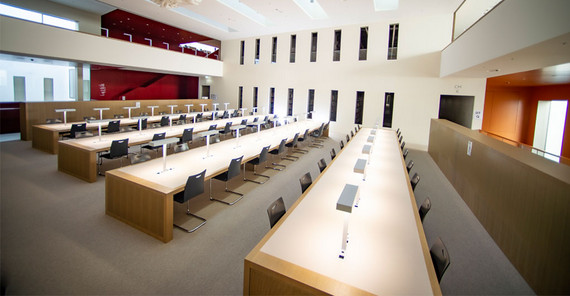 Der große Lesesaal im IKMZ in Golm ist derzeit wie leergefegt. Auf viele Bücher und andere Medien können Uni-Angehörige aber auch von zu Hause aus zugreifen. | Foto: Tobias Hopfgarten Der große Lesesaal im IKMZ in Golm ist derzeit wie leergefegt. Auf viele Bücher und andere Medien können Uni-Angehörige aber auch von zu Hause aus zugreifen. | Foto: Tobias Hopfgarten