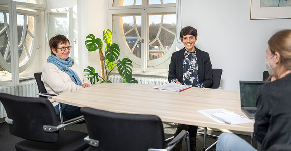 Interview mit Barbara Höhle und Nina Khan über Diversität und Diskriminierung an der Uni Potsdam. Prof. Dr. Barbara Höhle (links) und Dr. Nina Khan (rechts) am Tisch mit Interviewpartnerin Dr. Jana Scholz. Das Foto ist von Thomas Roese
