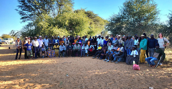 Rund 80 Menschen posieren für ein Gruppenfoto