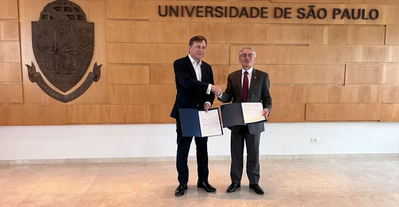 Uni-Präsident Prof. Oliver Günther, Ph.D. und Rektor Aluísio Segurado nach der Verlängerung des Vertrags zwischen den Universitäten Potsdam und Sao Paulo (USP).