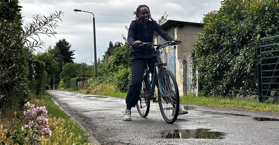 Eine Person auf einem Fahrrad.