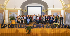 Die geehrten Sportlerinnen und Sportler auf dem Sportlerempfang 2020 mit dem Uni-Präsident Prof. Oliver Günther, Ph.D. (r.). Foto: Kevin Ryl.