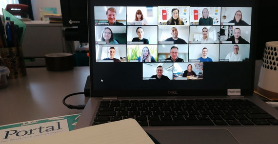 Deutschlandweit erster Legal Tech-Smart Room gestartet | Foto: Karina Jung Auf dem Bild sind die Studierende zu sehen, die während des digitalen Auftaktworkshops gemeinsam mit den Experten von ADVANT Beiten direkt ins Thema des Smart Rooms einsteigen. Das Foto ist von Marianna Bähnisch.