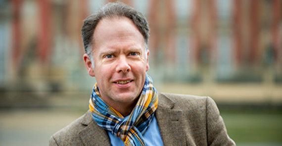 Prof. Dr. Dominik vor dem Neuen Palais in Potsdam