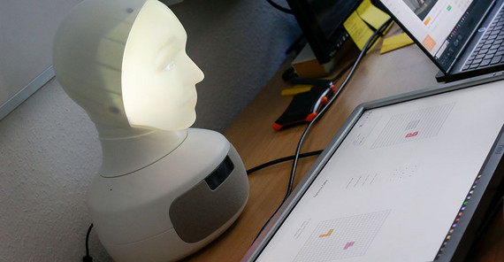 Roboter Furhat beim Pentomino-Spiel. Roboter Furhat beim Pentomino-Spiel.