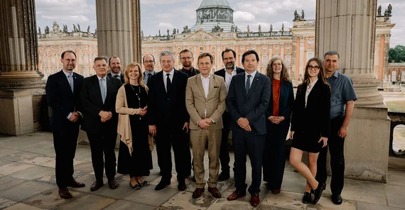 Delegationen der tschechischen Masaryk University (MU) sowie der Vasyl Stefanyk Precarpathian National University (PNU) aus dem ukrainischen Ivano Frankivsk bei ihrem Besuch an der Universität Potsdam mit dem Präsidenten der UP, Prof. Oliver Günther, Ph.D. (5.v.r.), und dem Vizepräsidenten für Internationales und Fundraising Beauftragter für die EDUC, Prof. Dr. Florian J. Schweigert (l.).