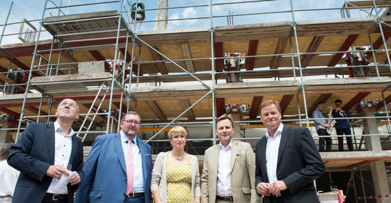 B Beim Richtfest: der Technische Geschäftsführer des BLB Norbert John, Rabbiner Prof. Dr. Walter Homolka, Wissenschaftsministerin Dr. Martina Münch, Unipräsident Prof. Oliver Günther Ph.D. und Finanzminister Christian Görke (v.l.n.r.) Foto: Karla Fritze