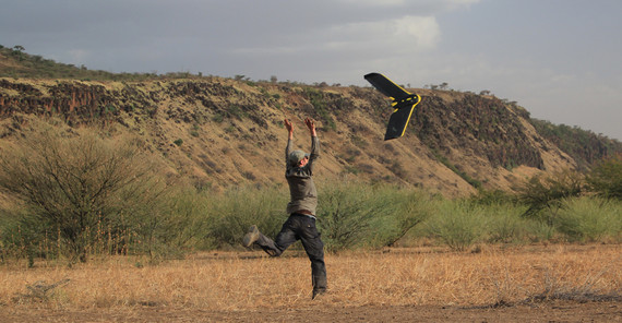 Mann mit Drohne Drohne (Foto: Simon Riedl)