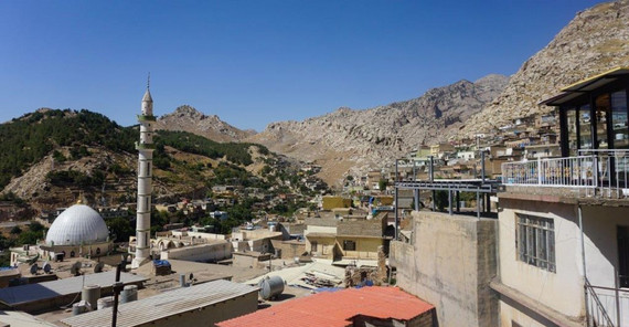 Unterwegs im Irak – Akre Ausblick auf Berg und Moschee in Akre. Das Foto ist von Valentina Meyer-Oldenburg