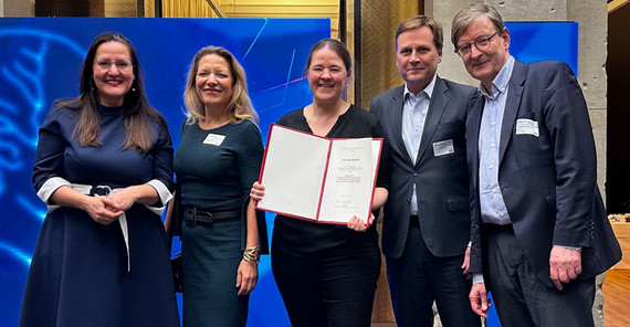 Preisverleihung des Leibniz-Preises Preisverleihung des Leibniz-Preises: v.l.n.r.: Ministerin Dr. Manja Schüle; Prof. Dr. Antje Boetius, Direktorin des AWI; Preisträgerin Prof. Ulrike Herzschuh, Uni-Präsident Prof. Oliver Günther, Ph.D. und Prof Dr. med. Dr. h. c. mult Otmar D. Wiestler, Präsident der Helmholtz Gemeinschaft Deutscher Forschungszentren.
