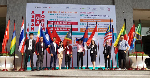 Studierende vor ihren Nationalflaggen beim ASEAN-QA Forum 2019 an der Foreign Trade University in Vietnam. Foto: Benjamin Jung. Studierende vor ihren Nationalflaggen beim ASEAN-QA Forum 2019 an der Foreign Trade University in Vietnam. Foto: Benjamin Jung.
