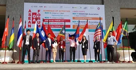 Studierende vor ihren Nationalflaggen beim ASEAN-QA Forum 2019 an der Foreign Trade University in Vietnam. Foto: Benjamin Jung.