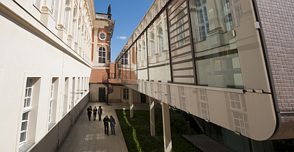 Der Innenhof zwischen dem Haus 9 und der Bibliohek auf dem Campus Am Neuen Palais. Foto: Karla Fritze Der Innenhof zwischen dem Haus 9 und der Bibliohek auf dem Campus Am Neuen Palais. Der Link führt zur Webseite der Philosophischen Fakultät. Foto: Karla Fritze