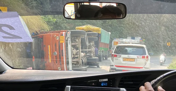 Ein umgestürzter Lastwagen entlang des Weges.